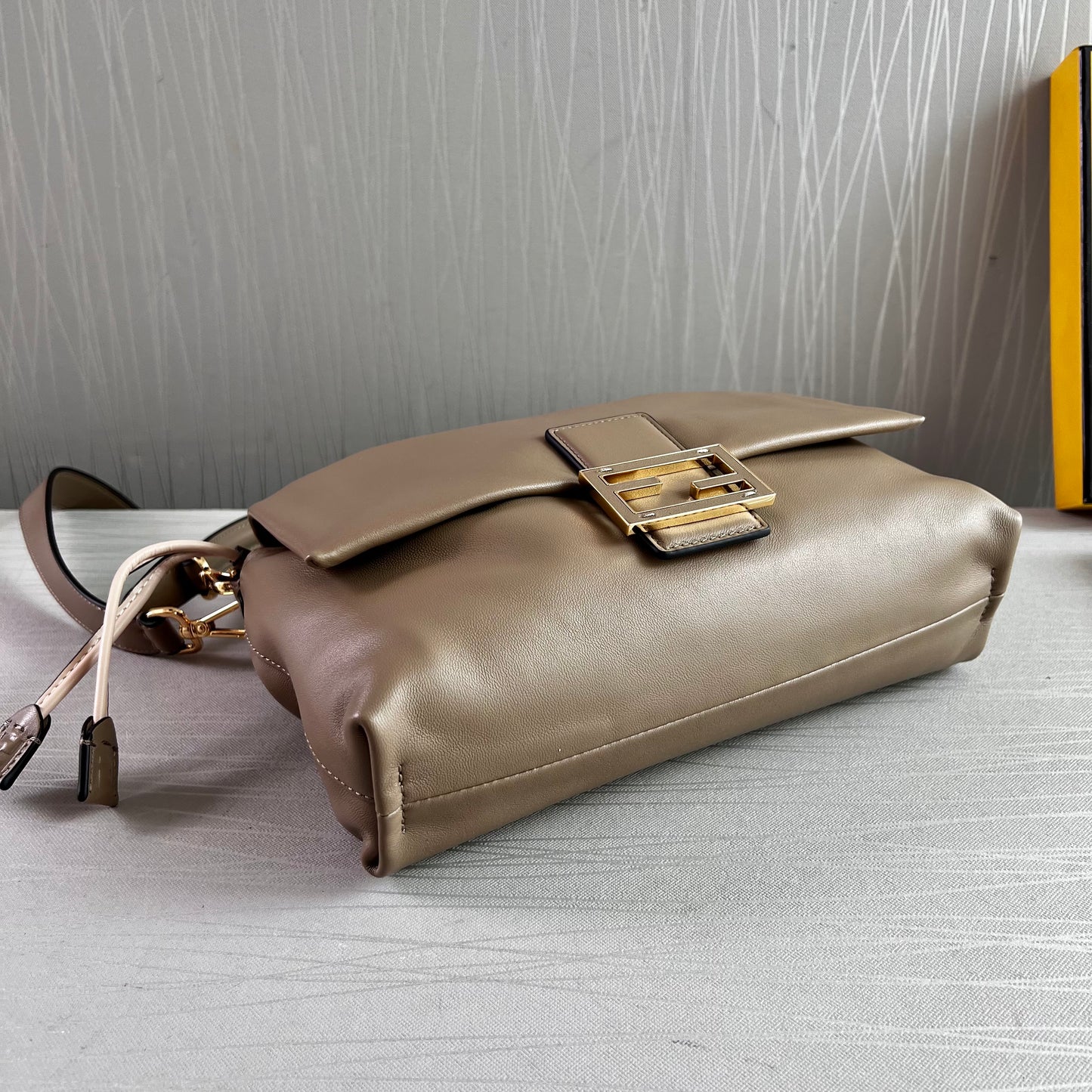 Bolso F piel color greige tamaño mediano