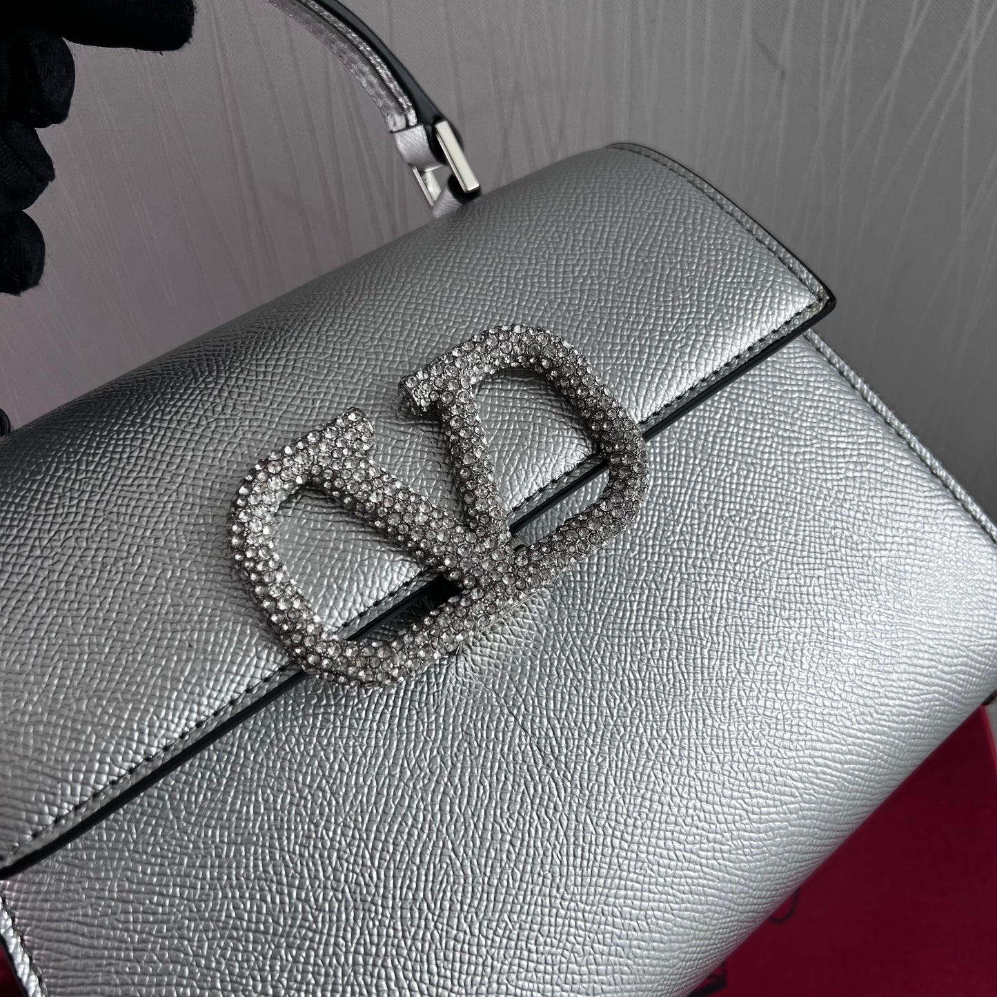 Bolso V piel color plata y herraje con piedras