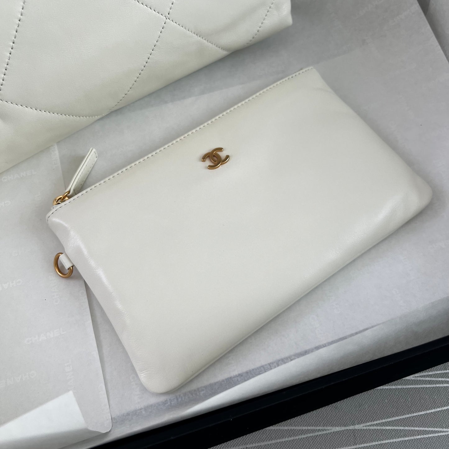 Bolso C piel con herrajes dorados