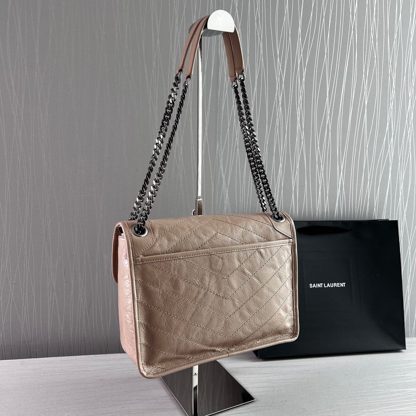 Bolso Y piel beige, herrajes color plateado
