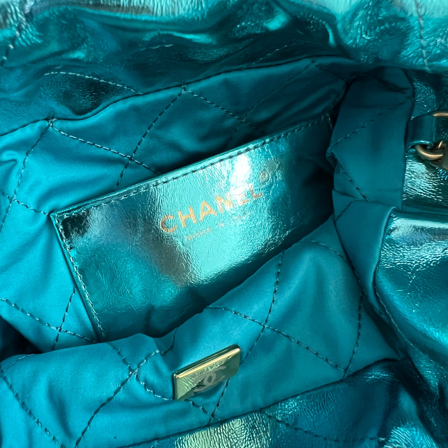 Bolso C piel metalizada color azul , tamaño mini y herrajes dorados