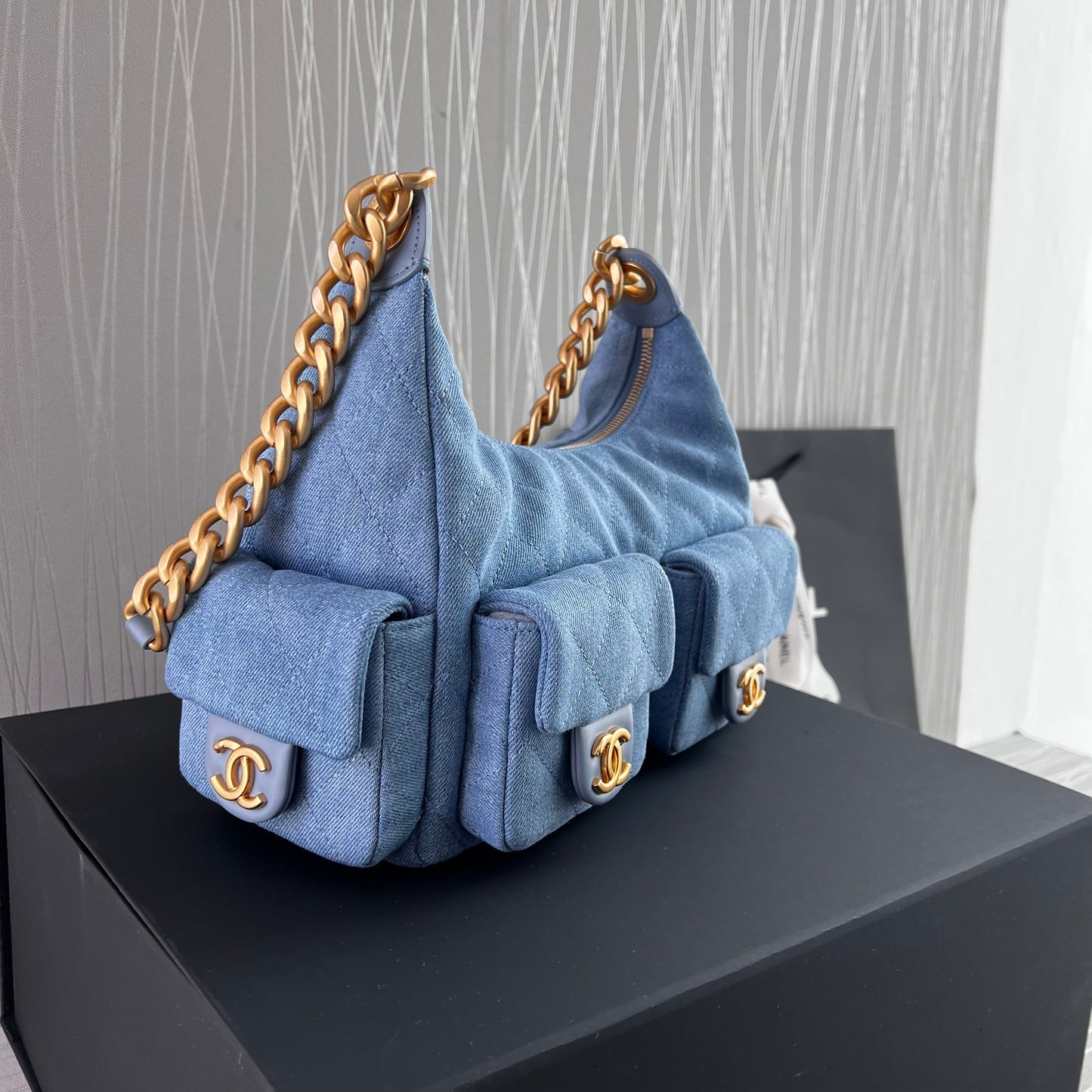 Bolso C tela azul tipo mezclilla con herrajes dorados
