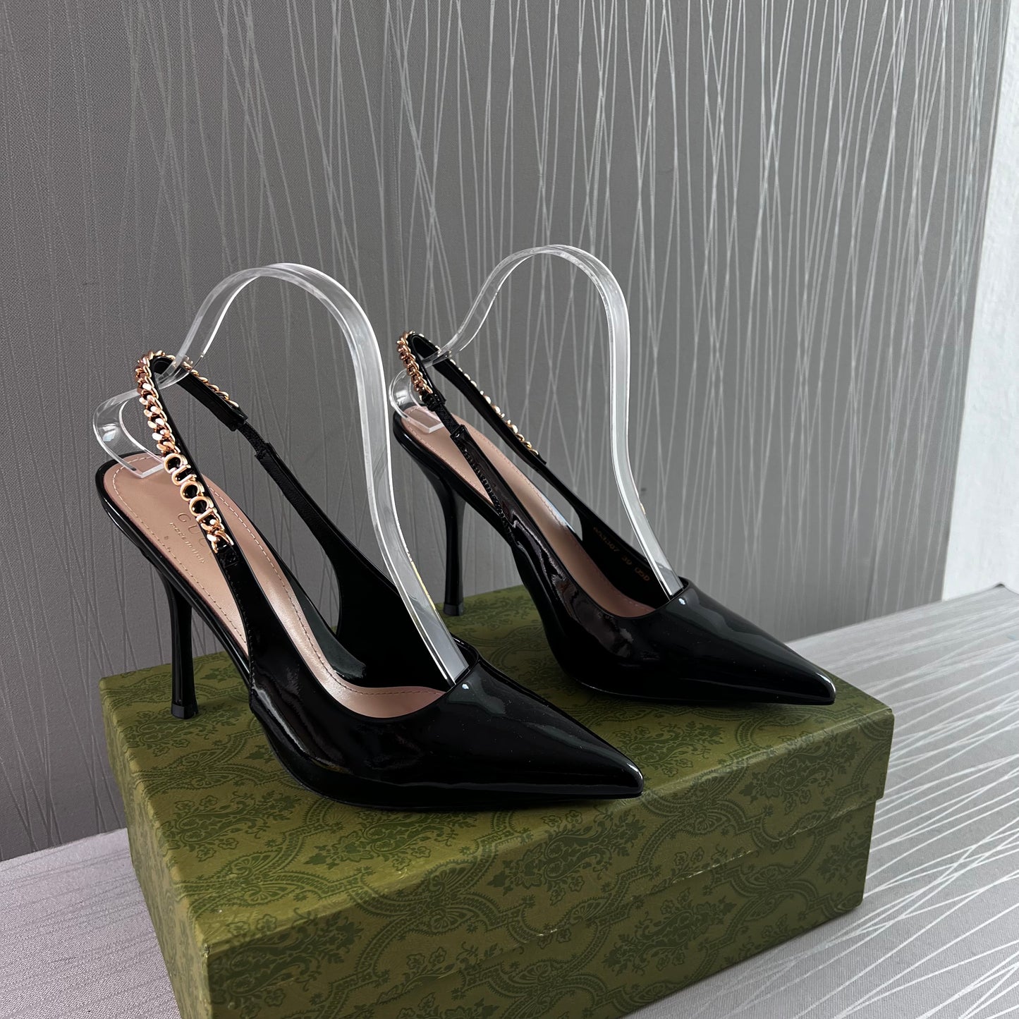 Zapatillas G charol negro, herraje dorado