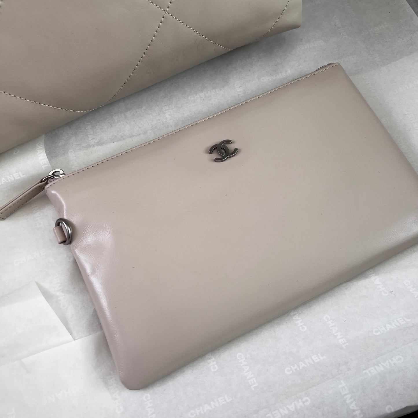 Bolso C piel beige con herrajes color plateado