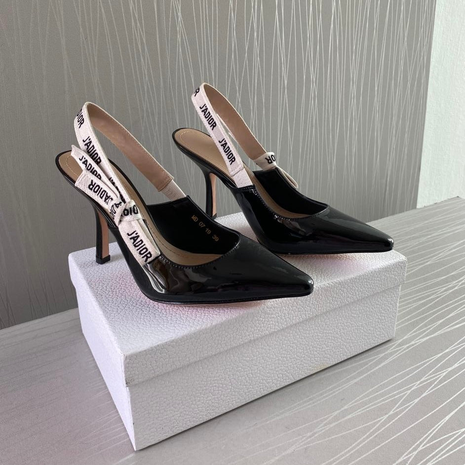Zapatilla D en charol negro