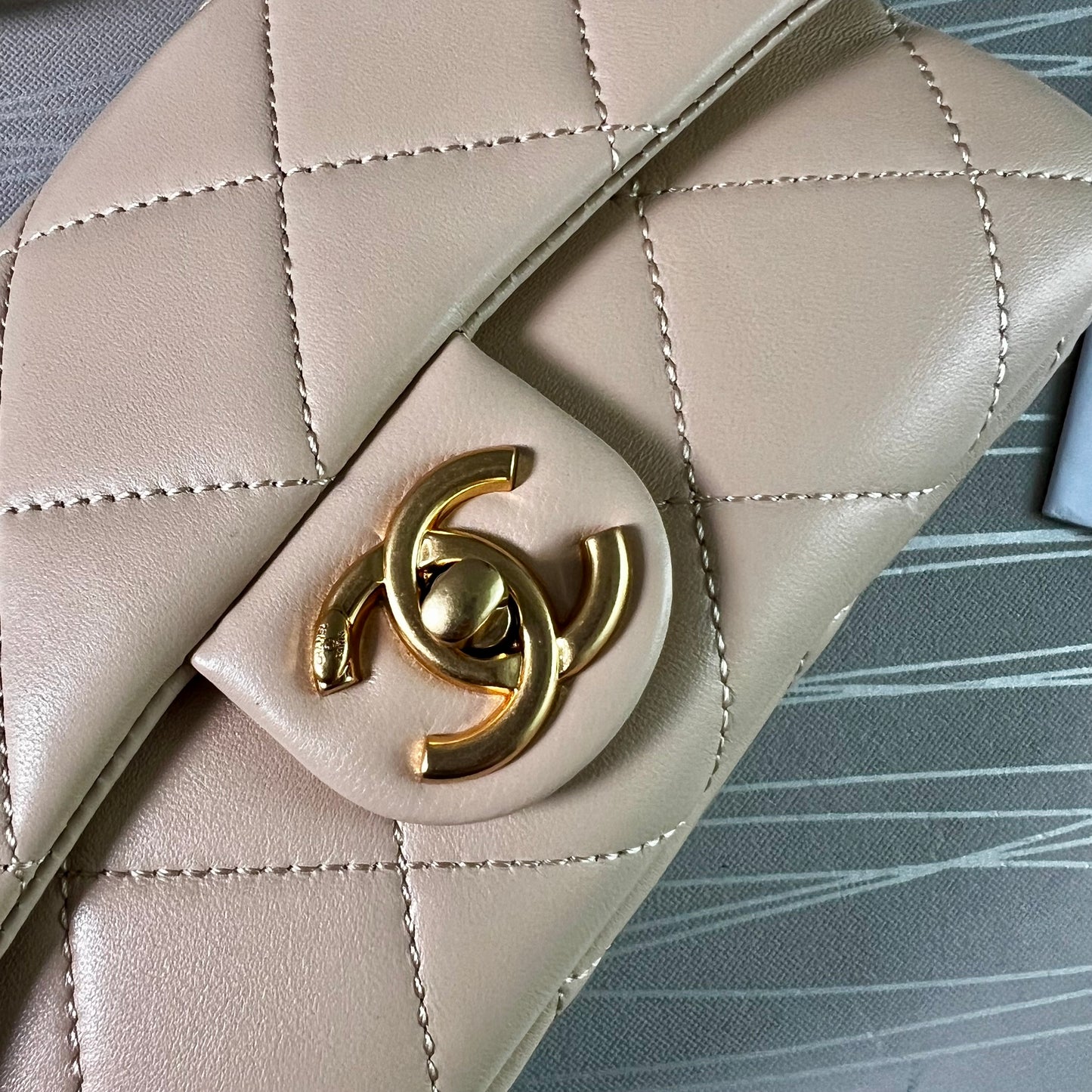 Bolso C piel color beige herraje dorado