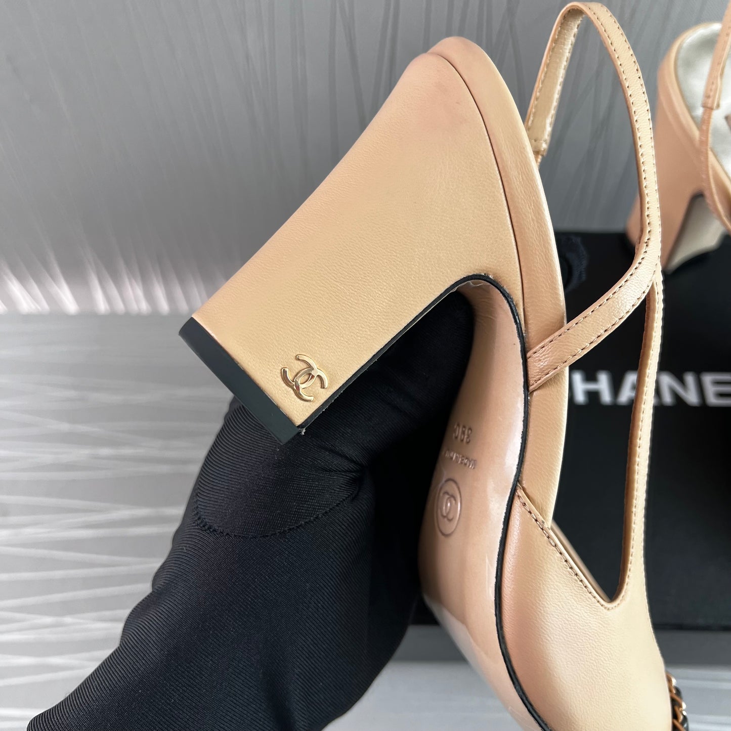 Zapatillas C piel beige con punta en charol negro