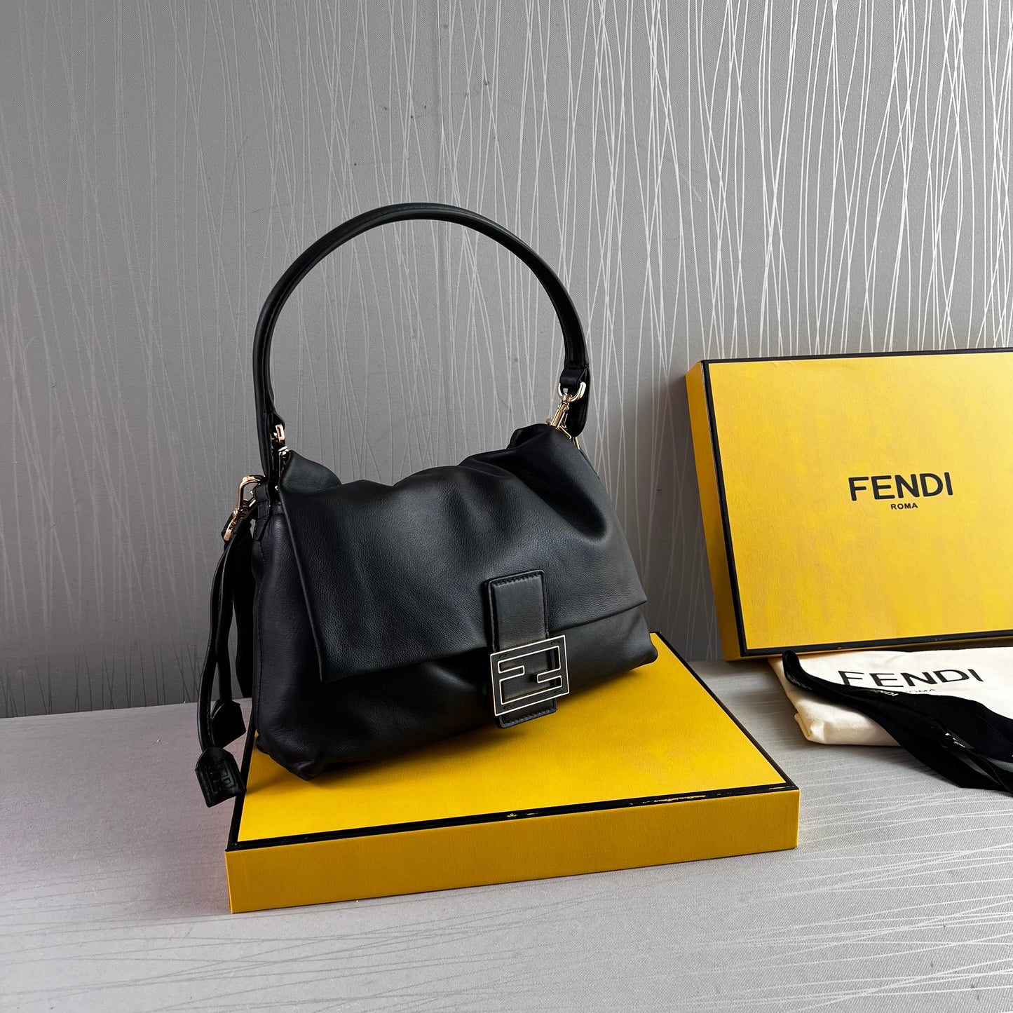 Bolso F piel color negro tamaño mediano