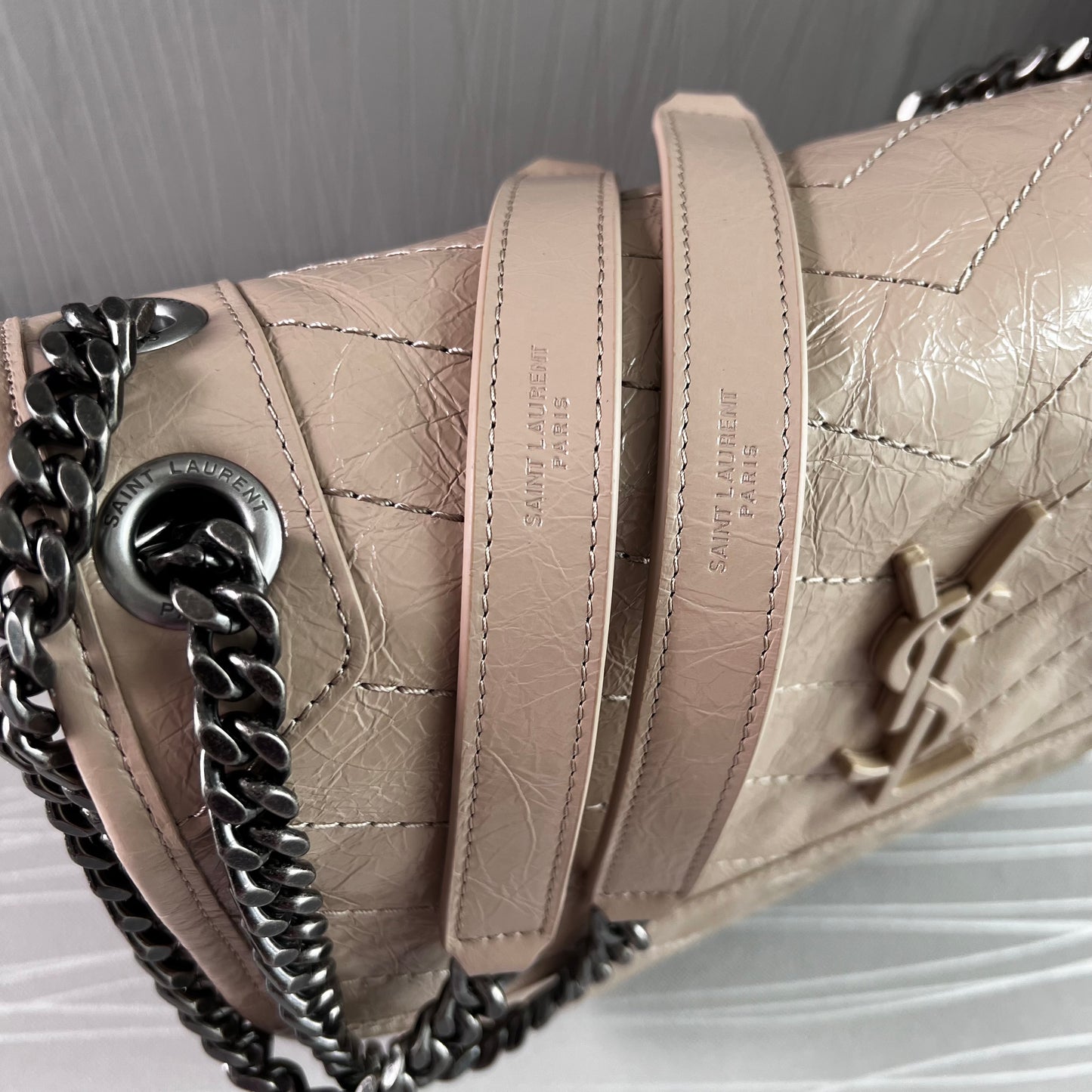 Bolso Y piel beige, herrajes color plateado