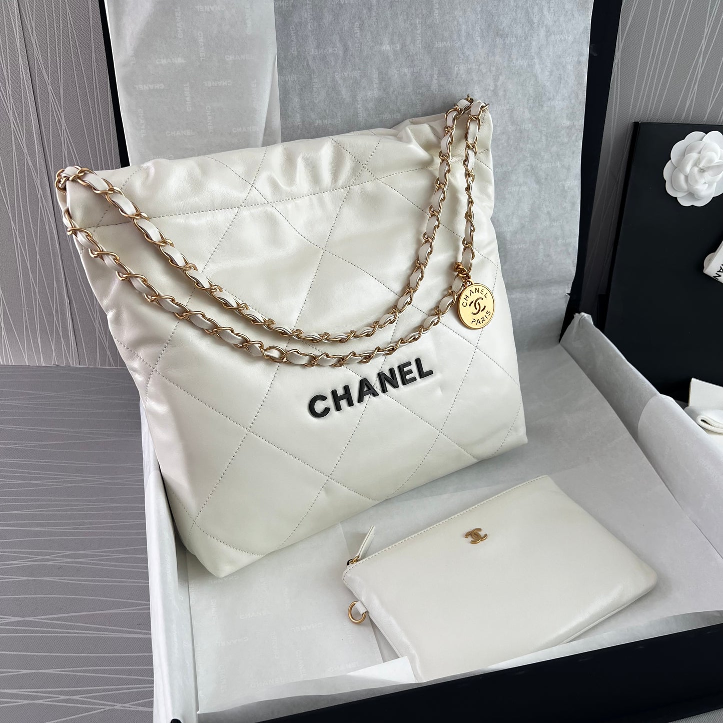 Bolso C piel con herrajes dorados