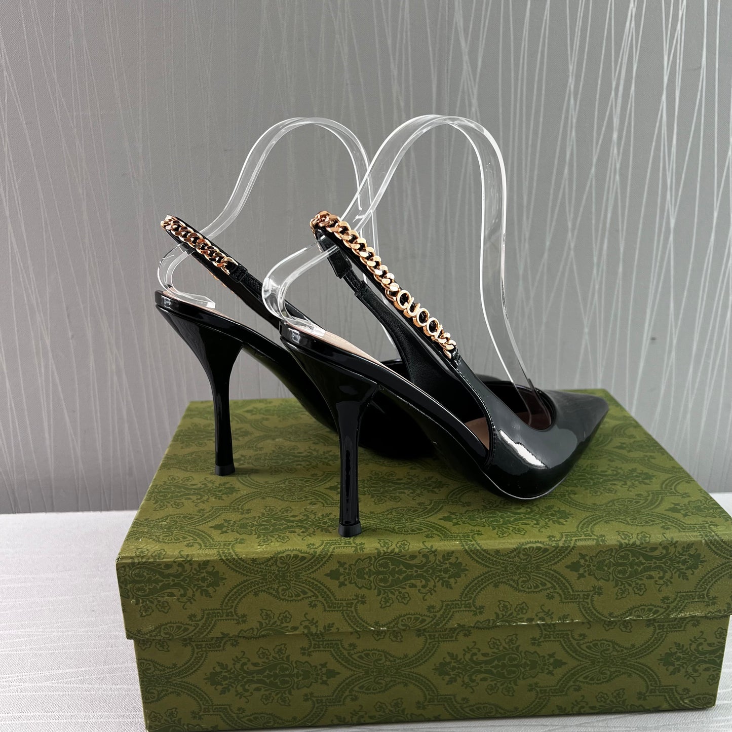 Zapatillas G charol negro, herraje dorado