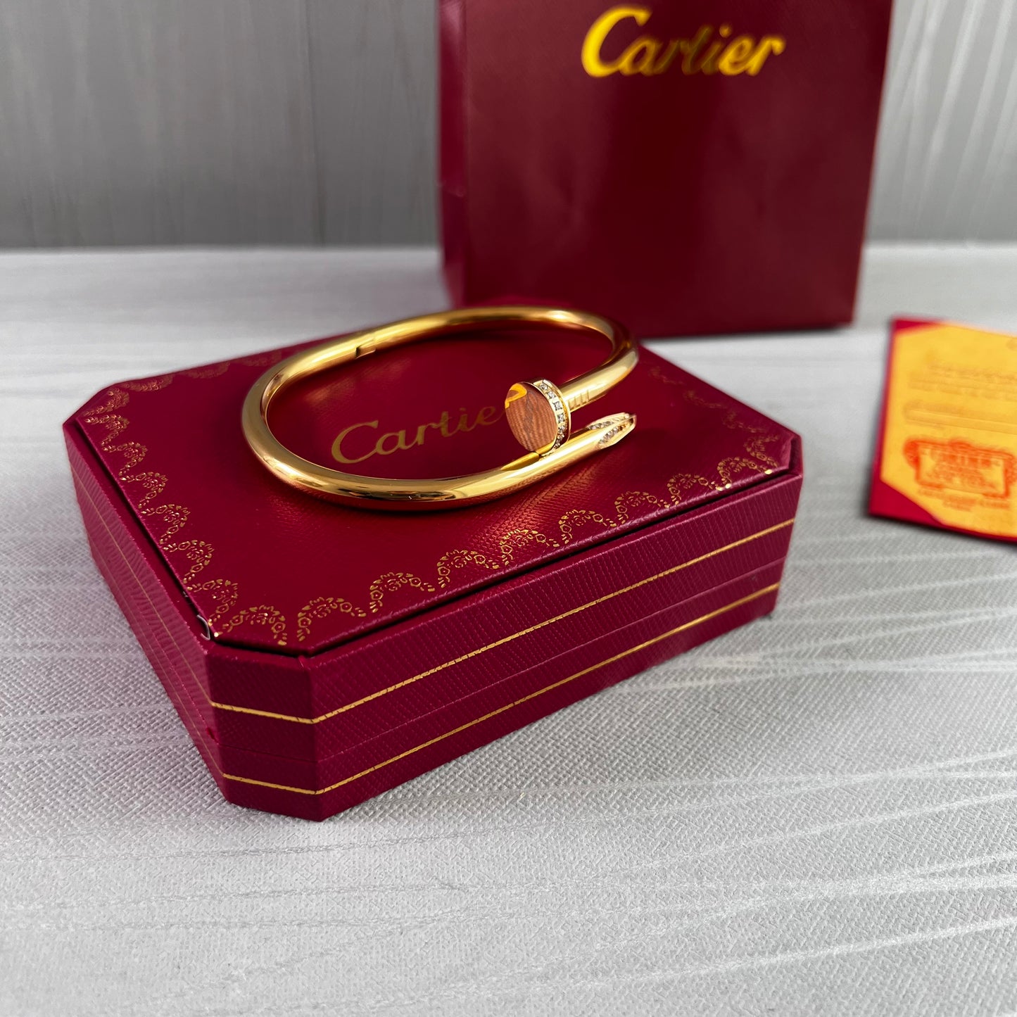 Brazalete C color dorado