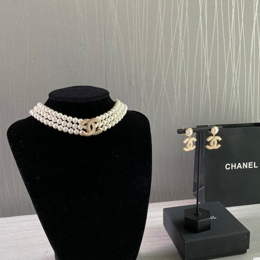 Collar C de 3 hilos combinado dorado y beige