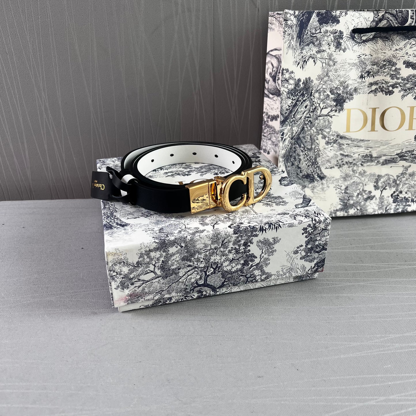 Cinto D reversible blanco y negro piel