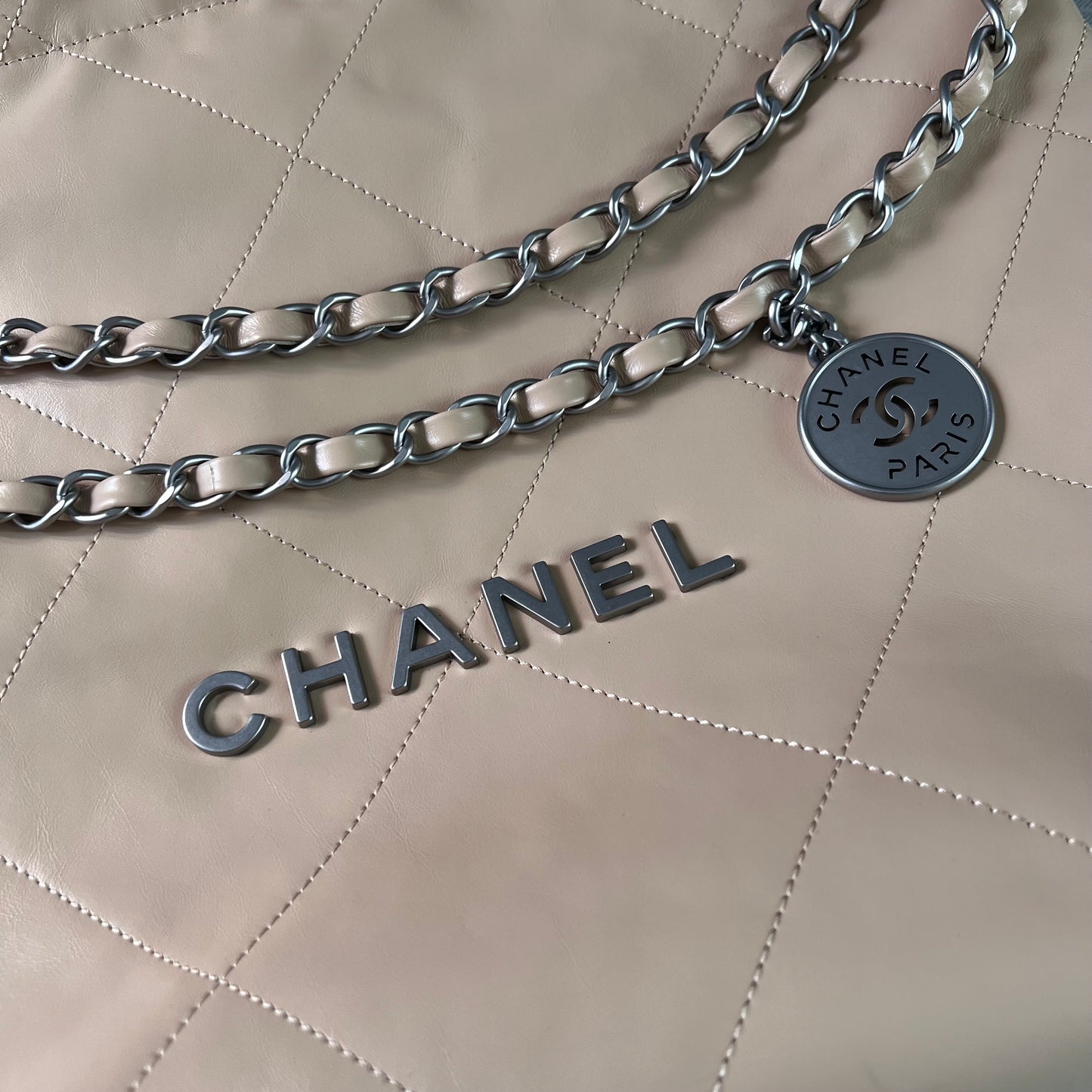 Bolso C piel color beige herrajes plateados