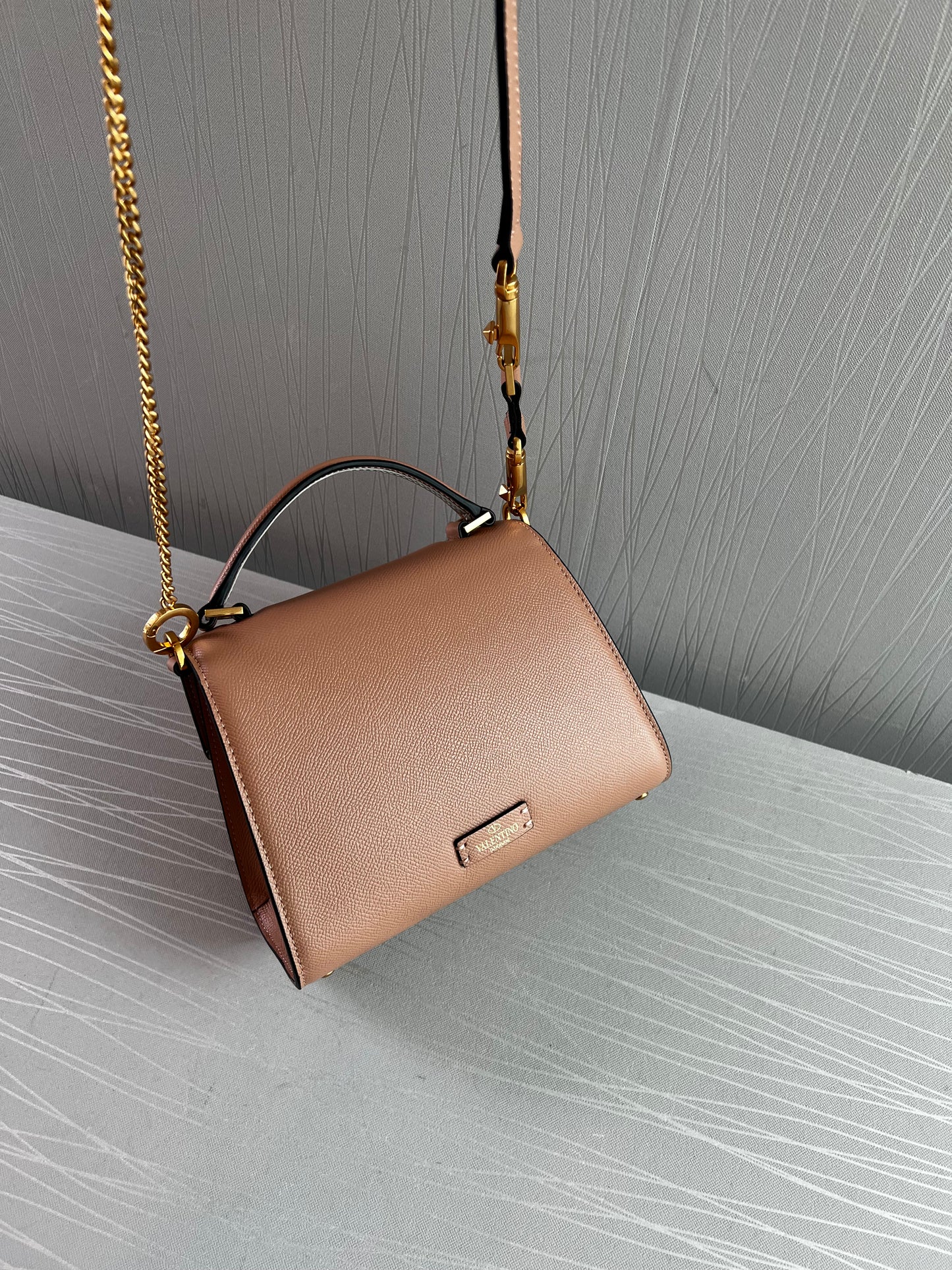 Bolso V piel color nude
