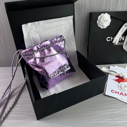 Bolso C piel metalizada lila tamaño mini y herrajes color plateado