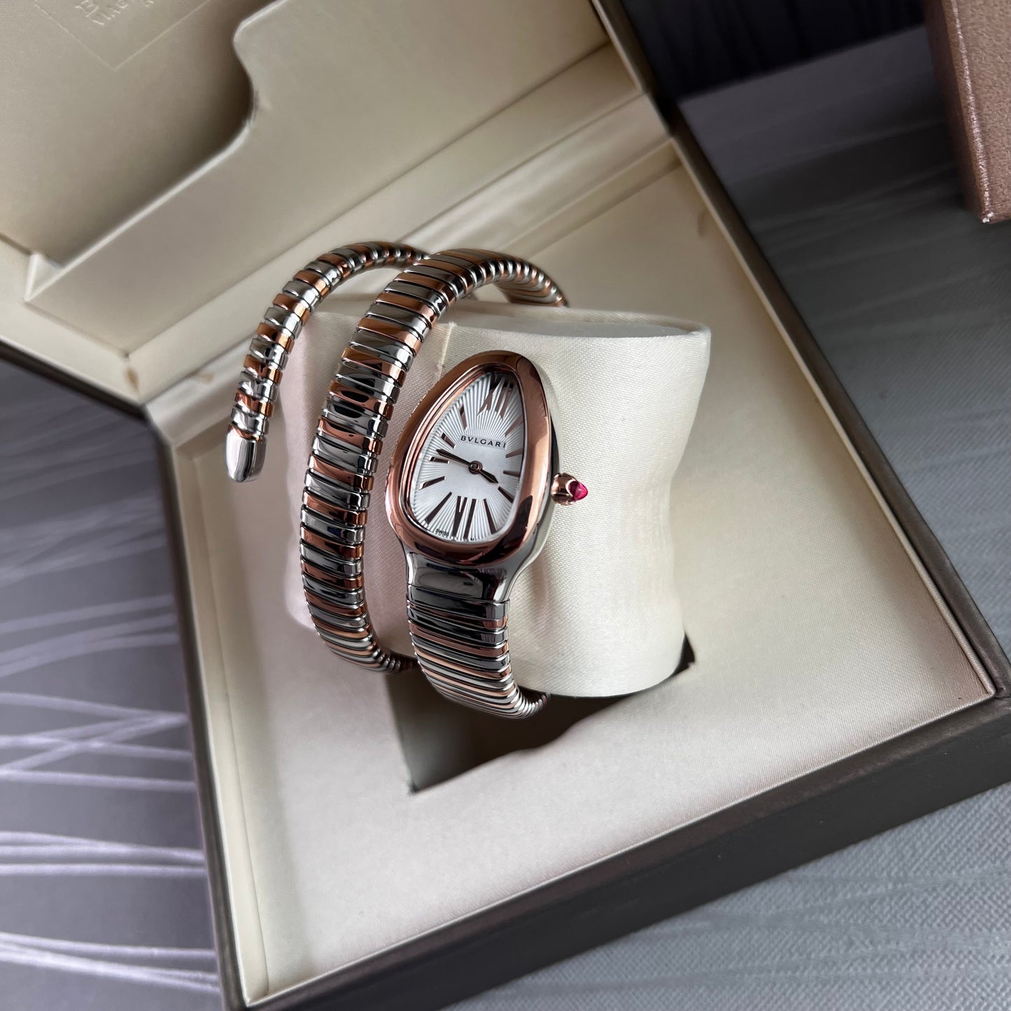 Reloj B brazalete doble en dos tonos , rosa y plateado