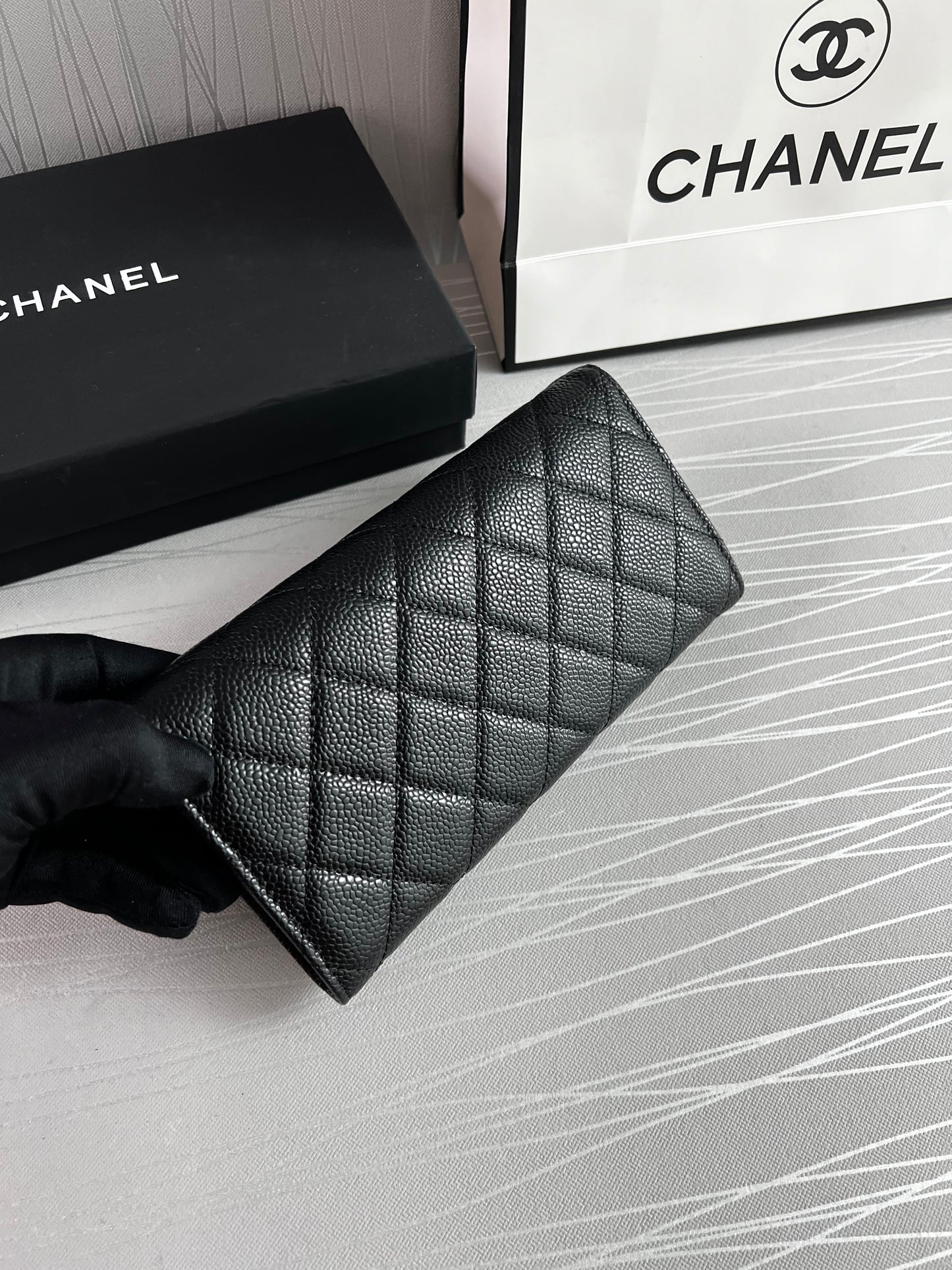 Cartera C piel caviar negra, herrajes color dorado