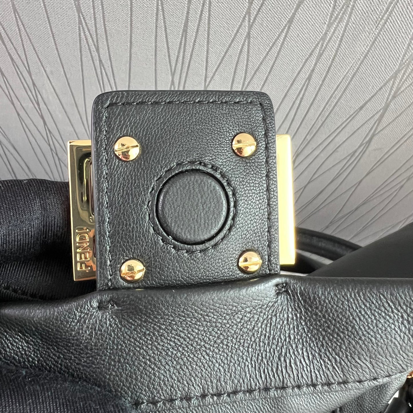 Bolso F piel color negro tamaño mediano