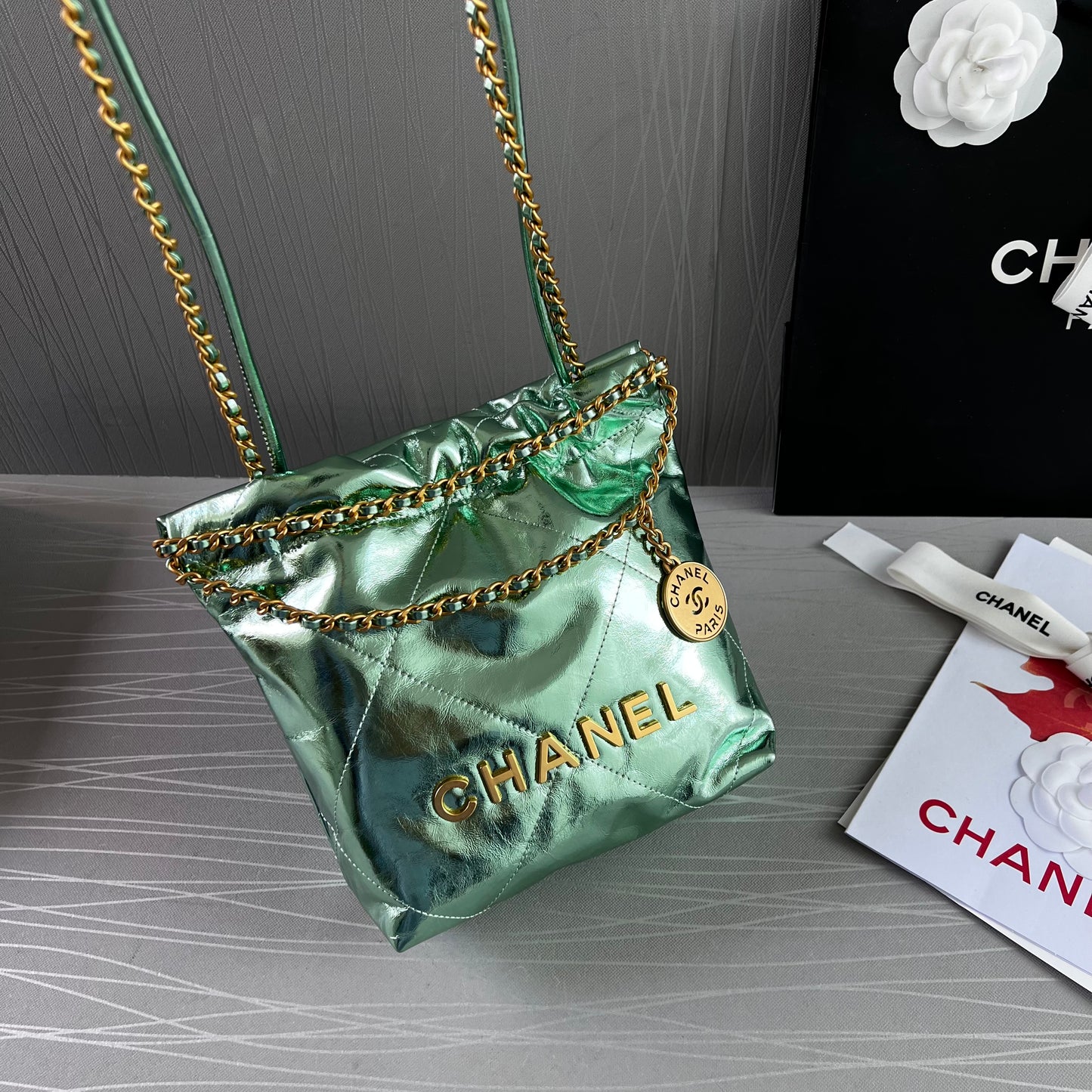 Bolso C piel metalizada color verde, tamaño mini, herrajes dorados