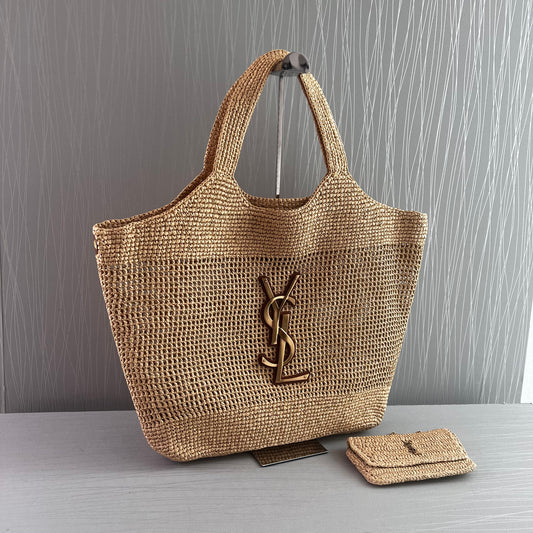 Bolso Y de rafia con herrajes dorados