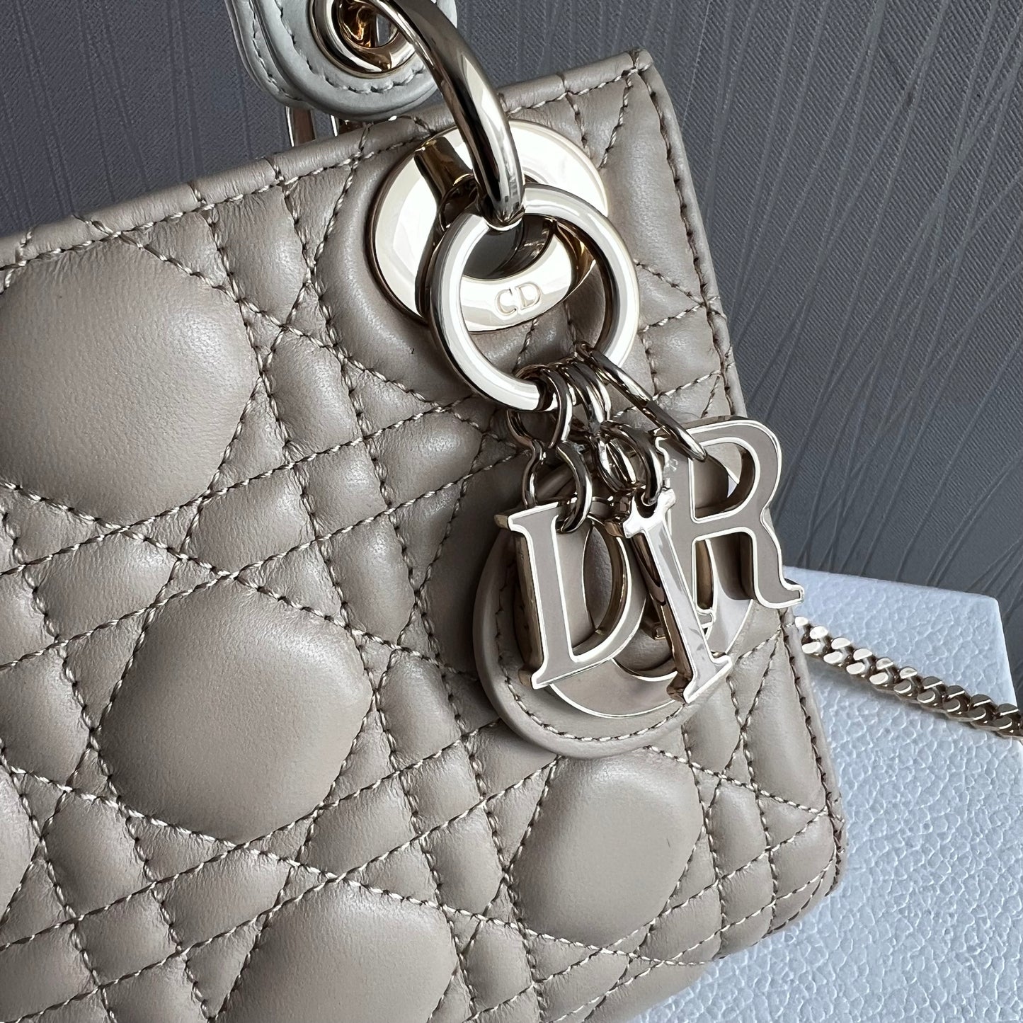 Bolso D piel color beige combinada en las asas con hueso