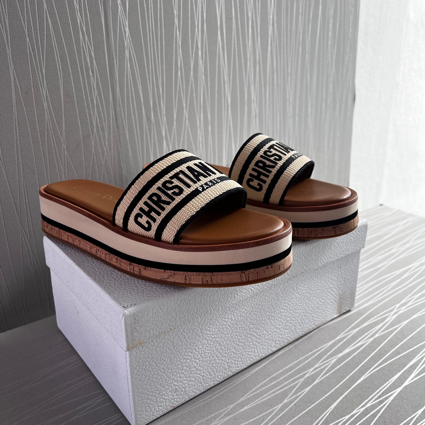 Sandalias D bordada color beige y negro