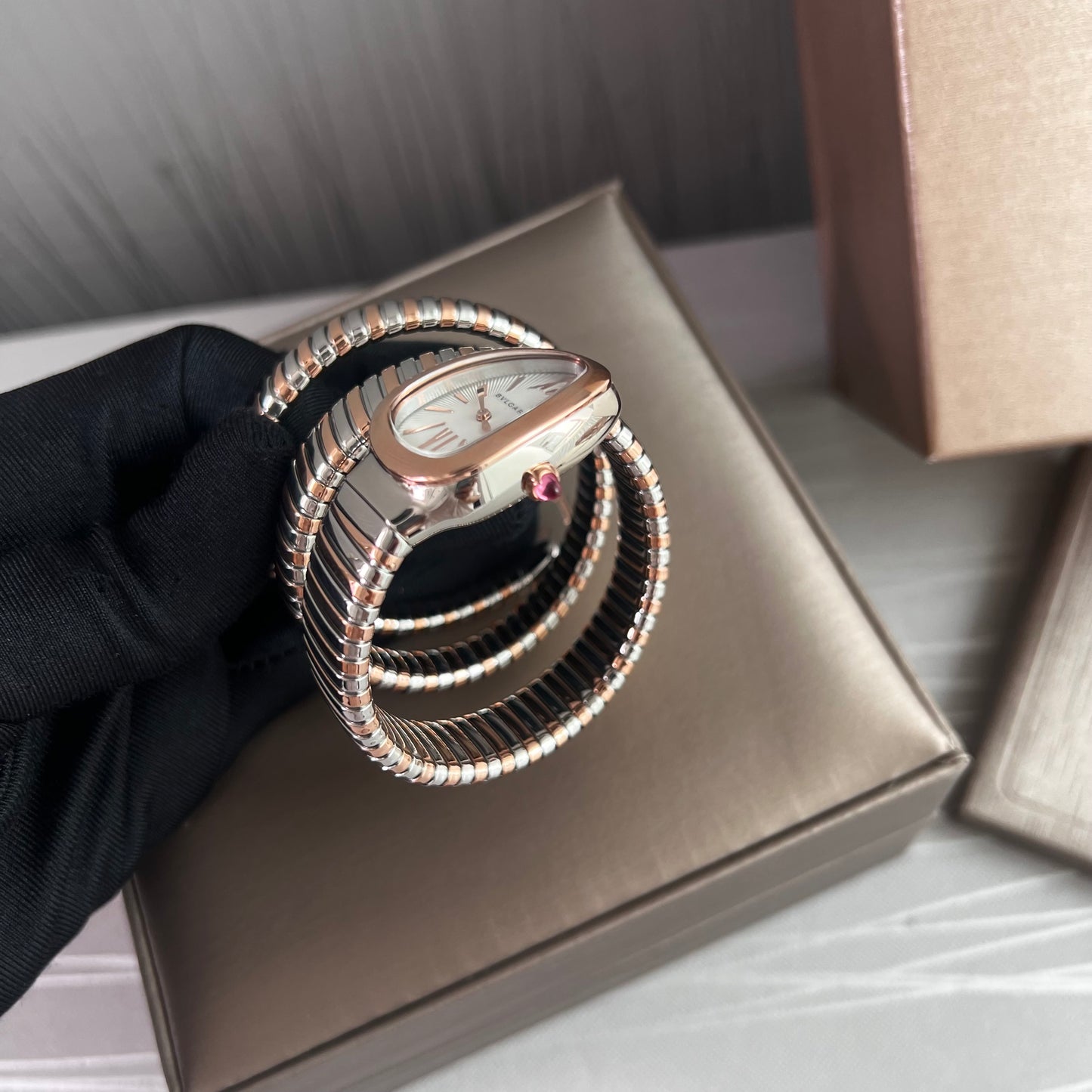 Reloj B brazalete doble en dos tonos , rosa y plateado