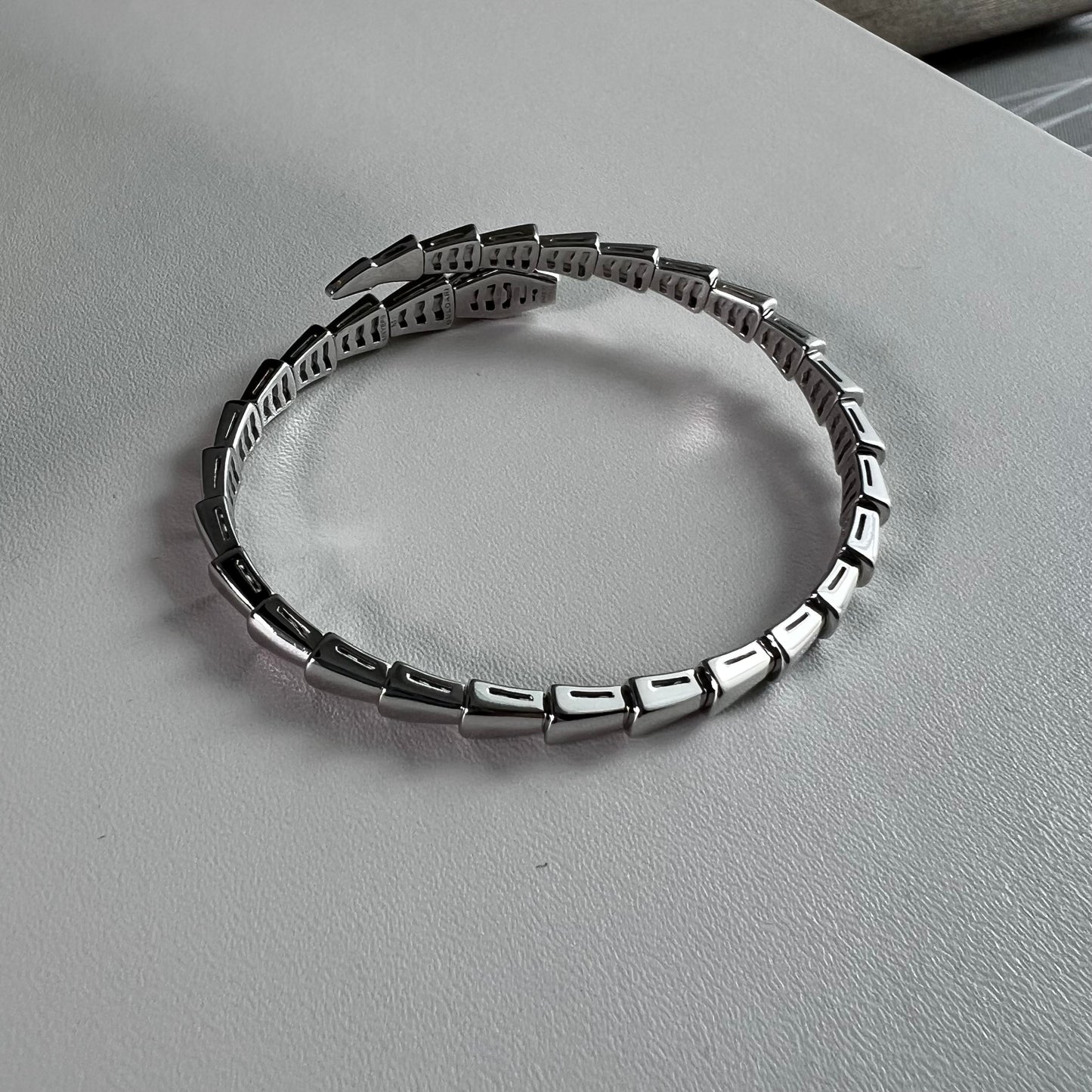 Brazalete B flexible color plateado