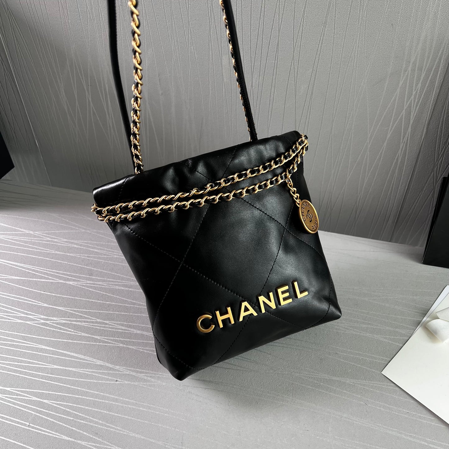 Bolso C piel color negro mini herrajes dorados