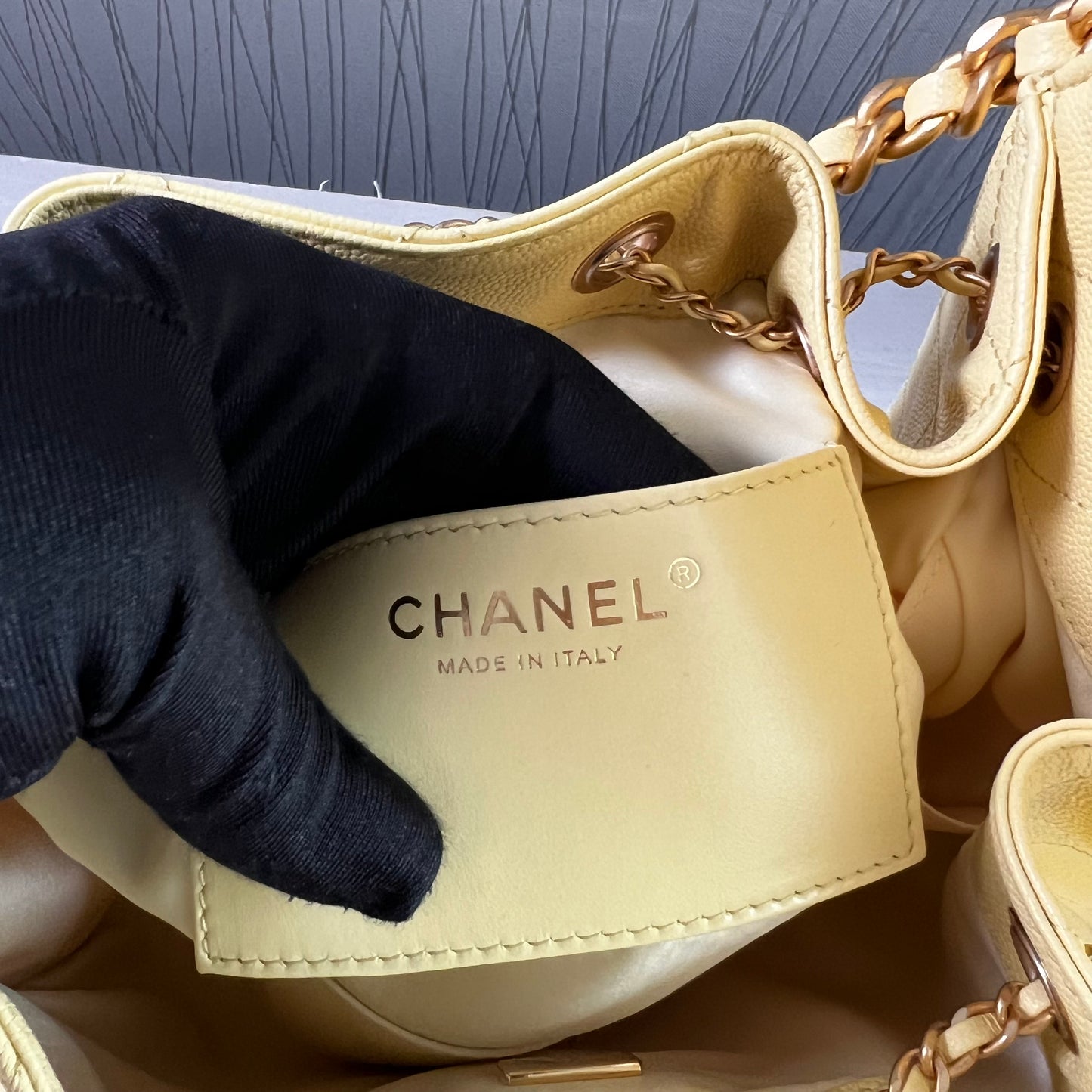 Bolso C 2-5 piel granulada color amarillo pequeña