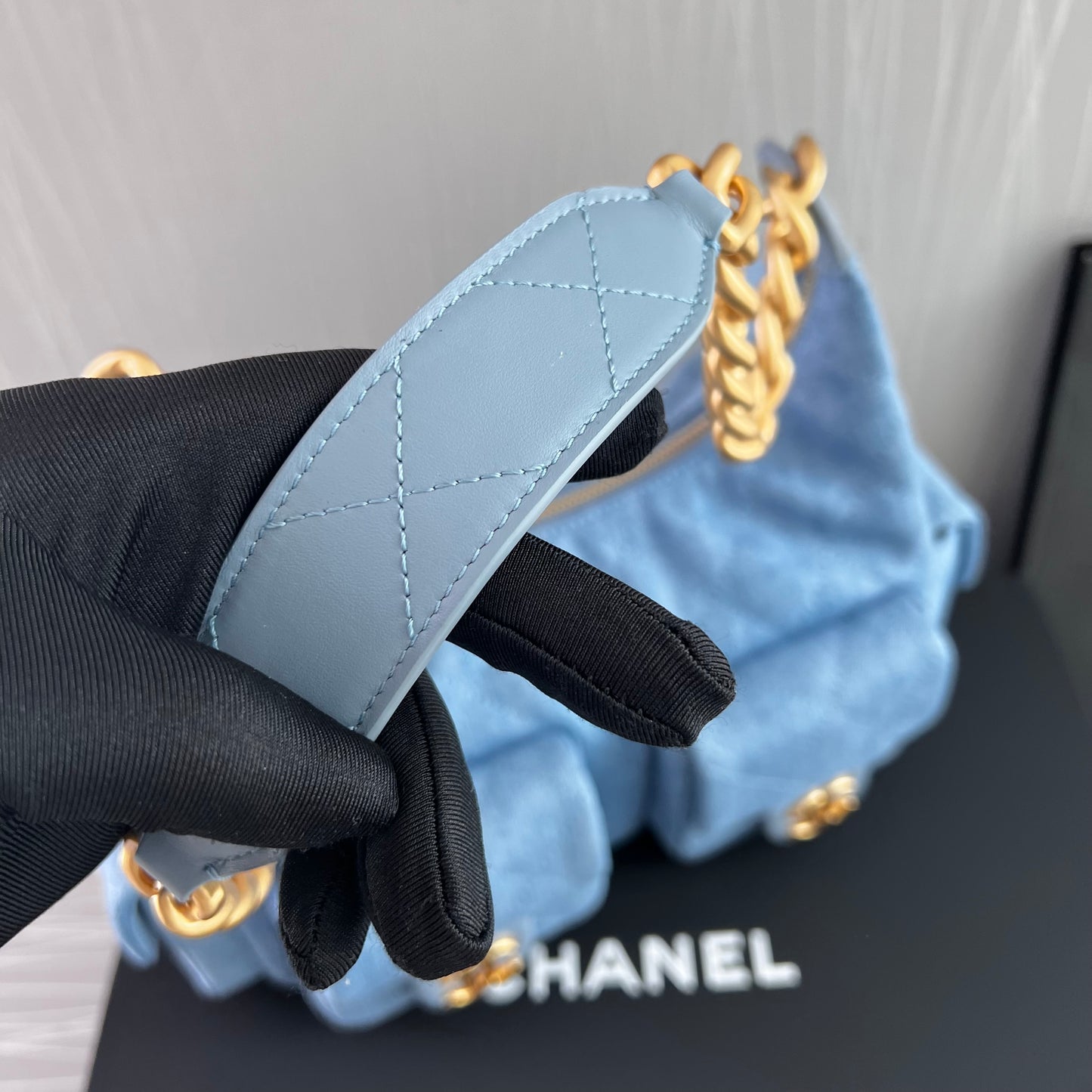 Bolso C tela azul tipo mezclilla con herrajes dorados