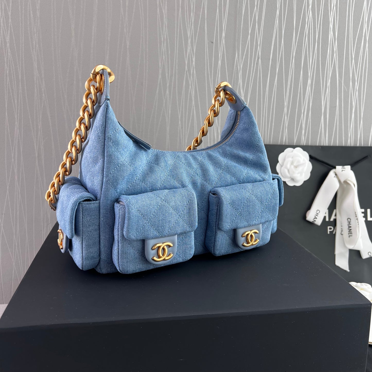 Bolso C tela azul tipo mezclilla con herrajes dorados