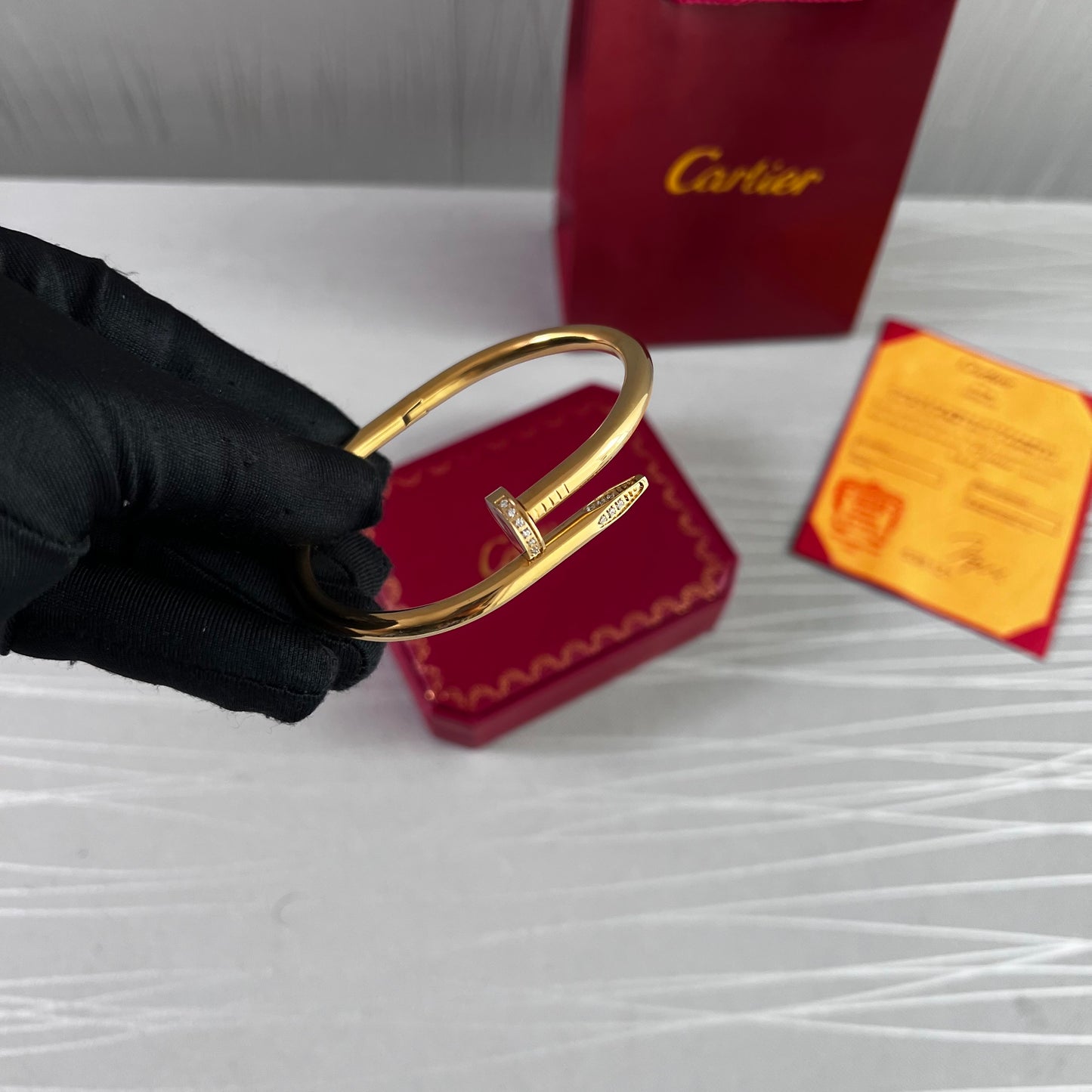 Brazalete C color dorado