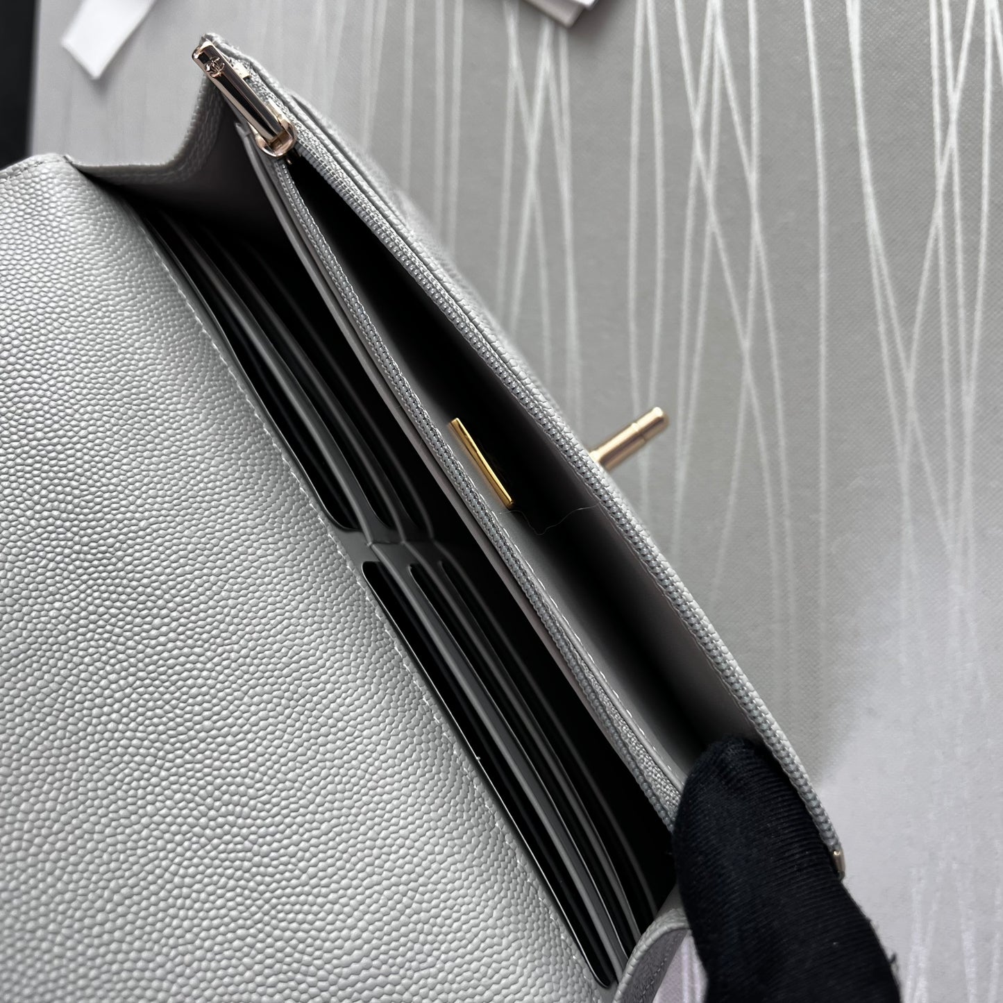 Bolso C piel color gris con herrajes dorados