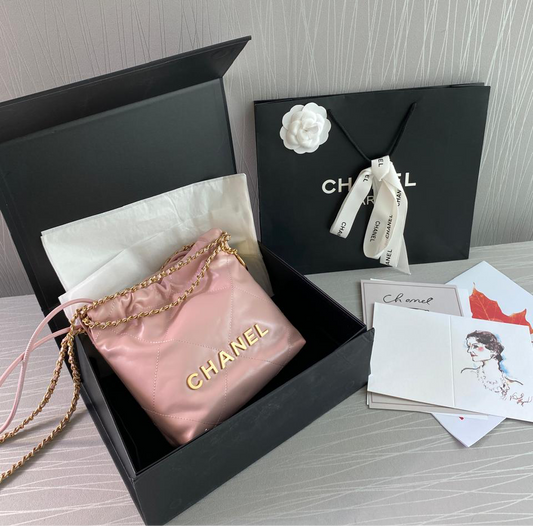 Bolso C piel color rosa, tamaño mini, herrajes dorados.