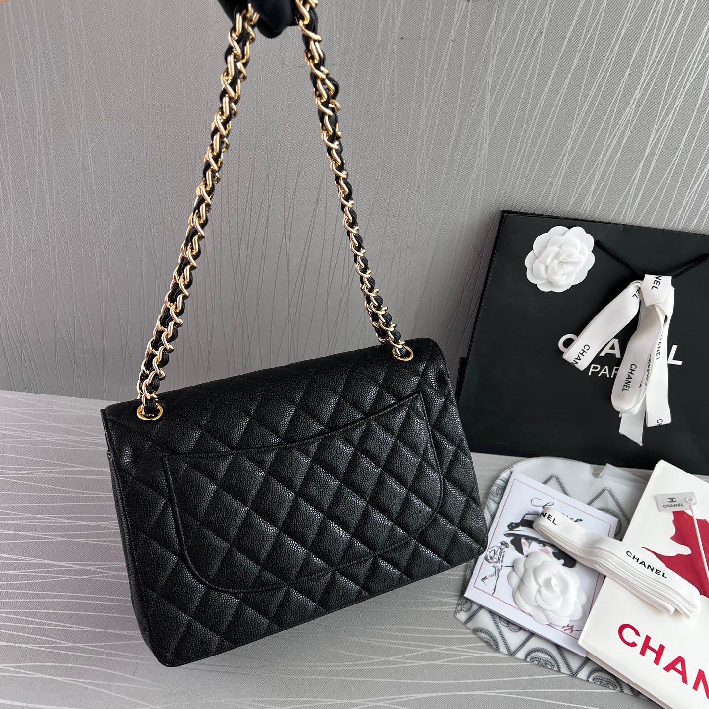 Bolso C piel color negro con herrajes dorados cadena con piel
