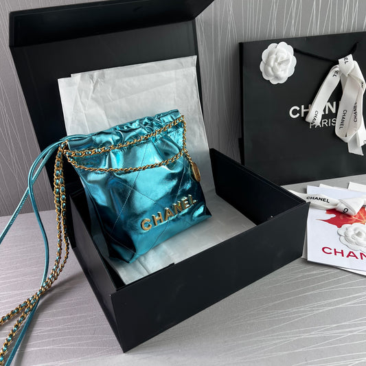 Bolso C piel metalizada color azul , tamaño mini y herrajes dorados