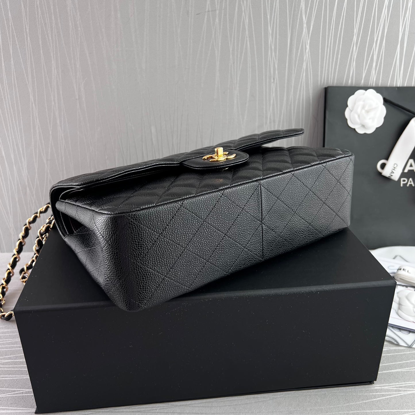 Bolso C piel color negro con herrajes dorados cadena con piel