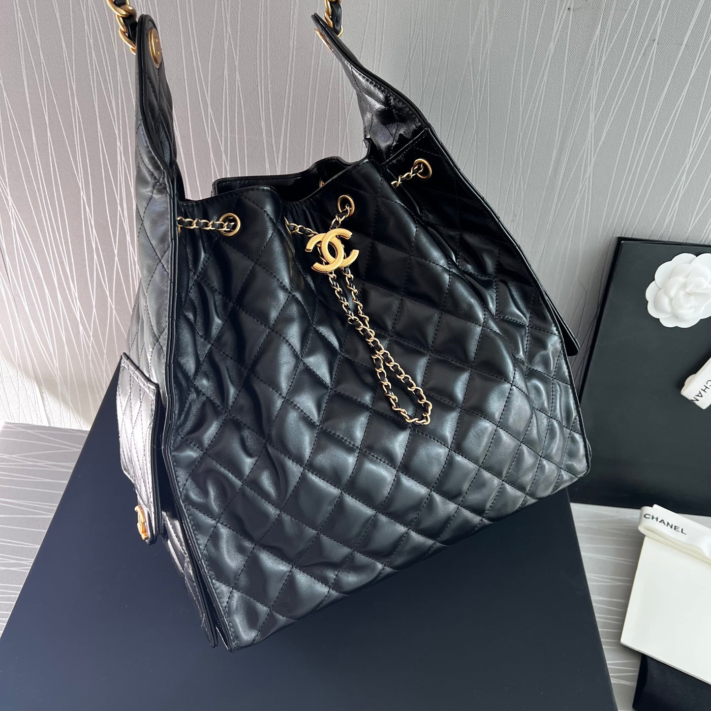 Bolso C piel negra con herrajes dorados