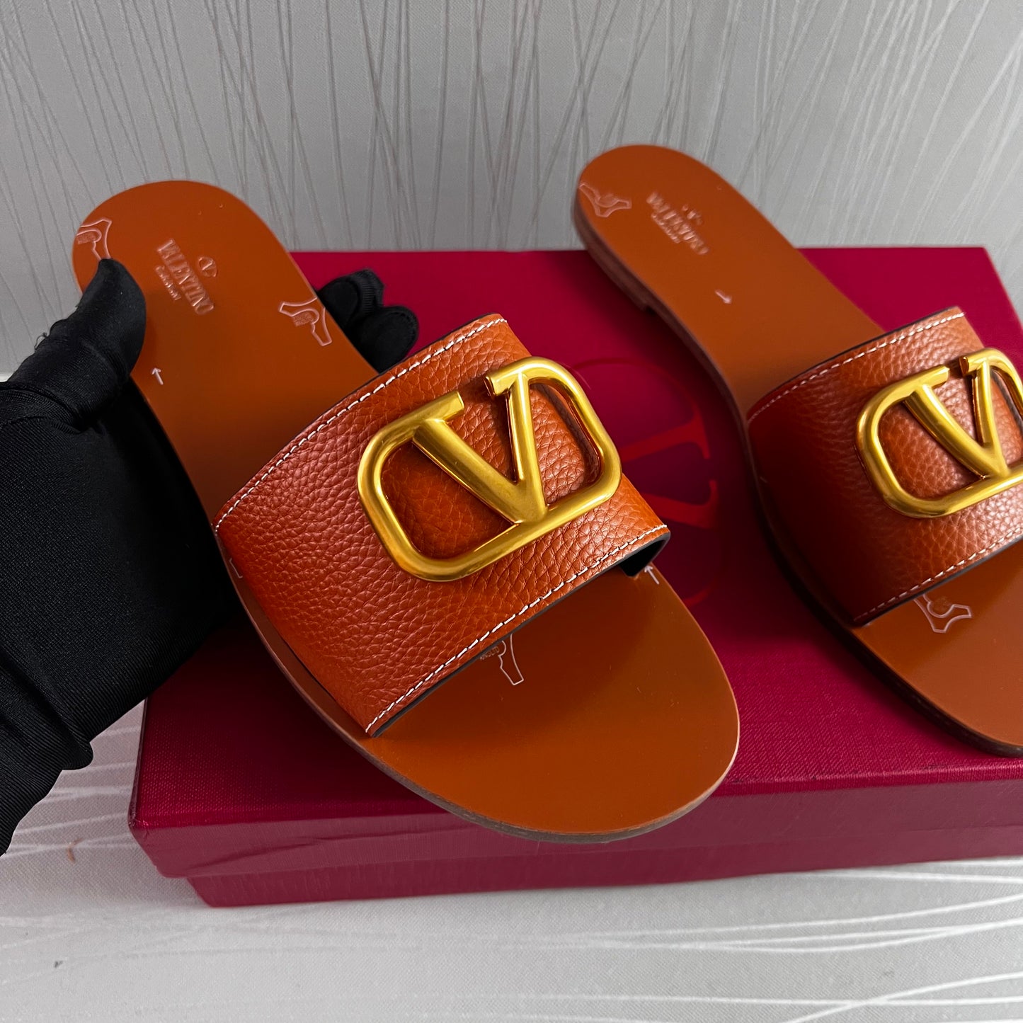 Sandalias V piel color camel con herraje dorado
