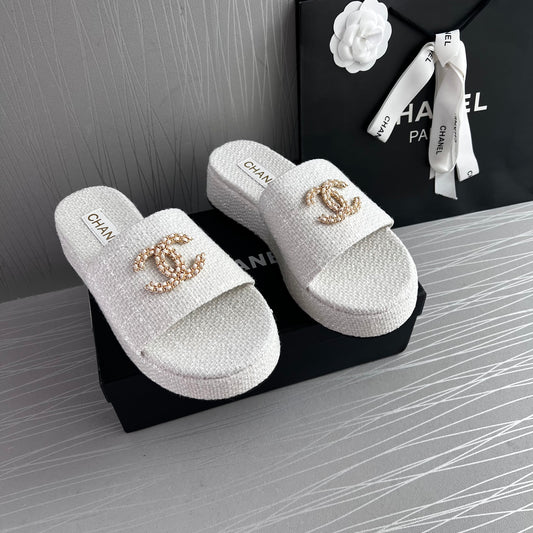 Sandalias C algodón en color blanco con letras doradas