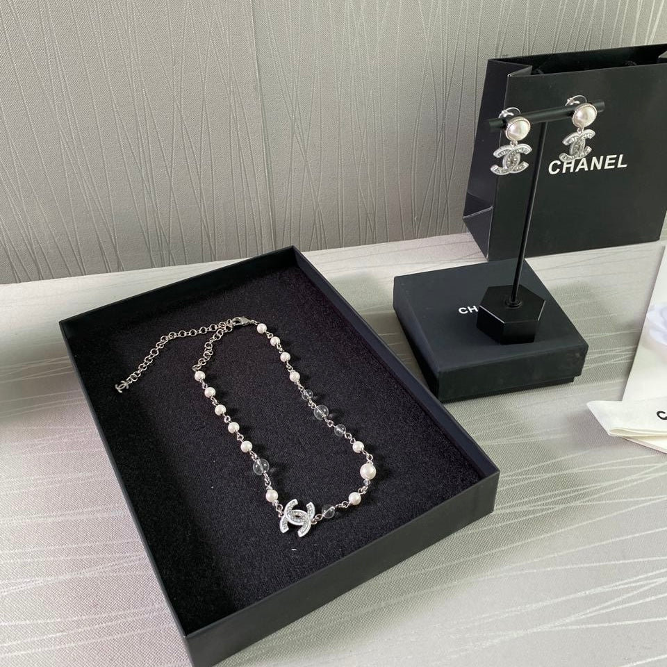 Juego C collar y aretes color plata combinado con perlas