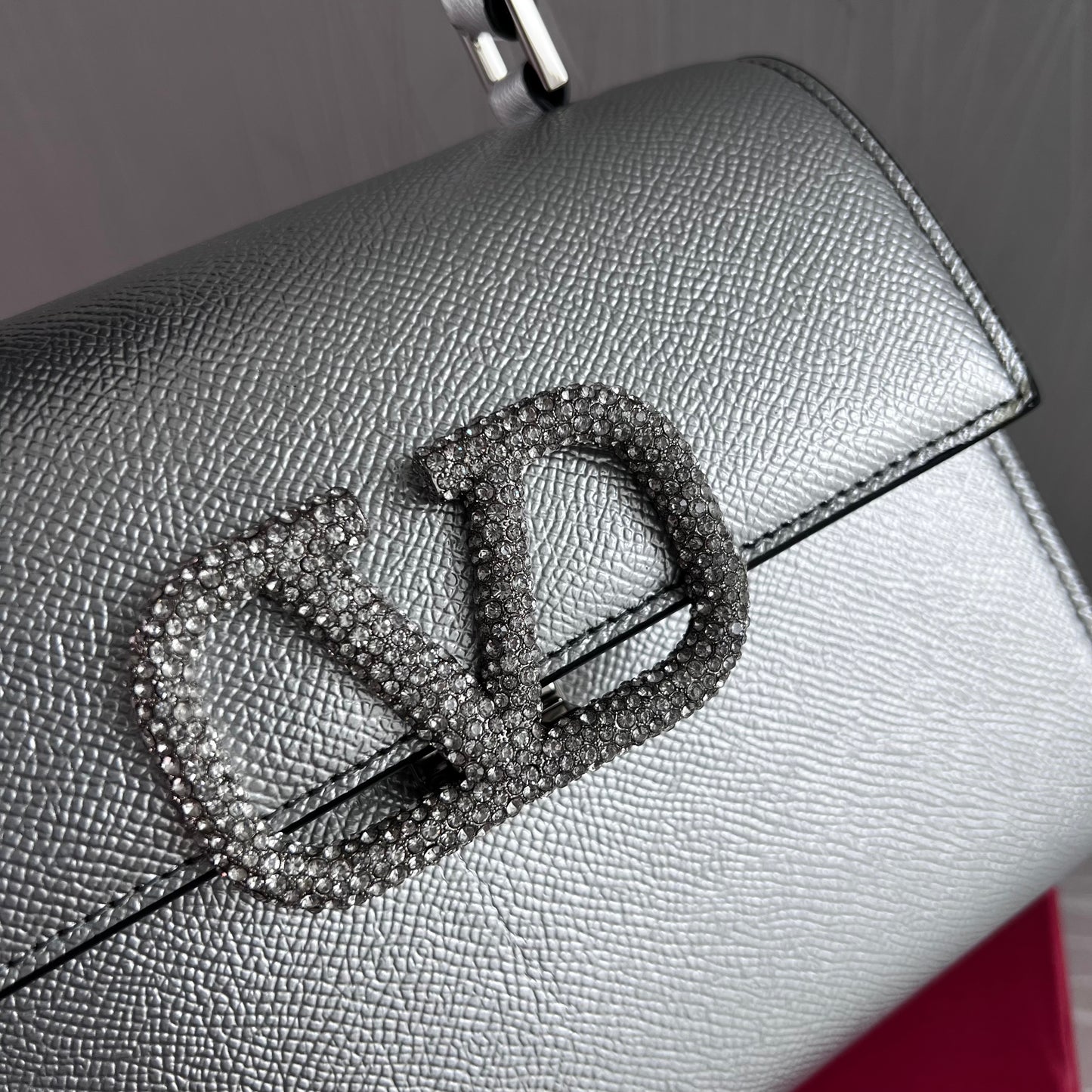 Bolso V piel color plata y herraje con piedras