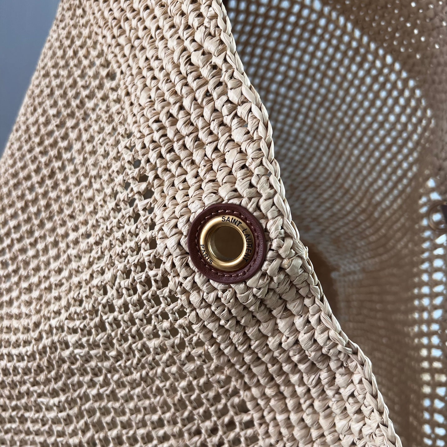 Bolso Y de rafia con herrajes dorados
