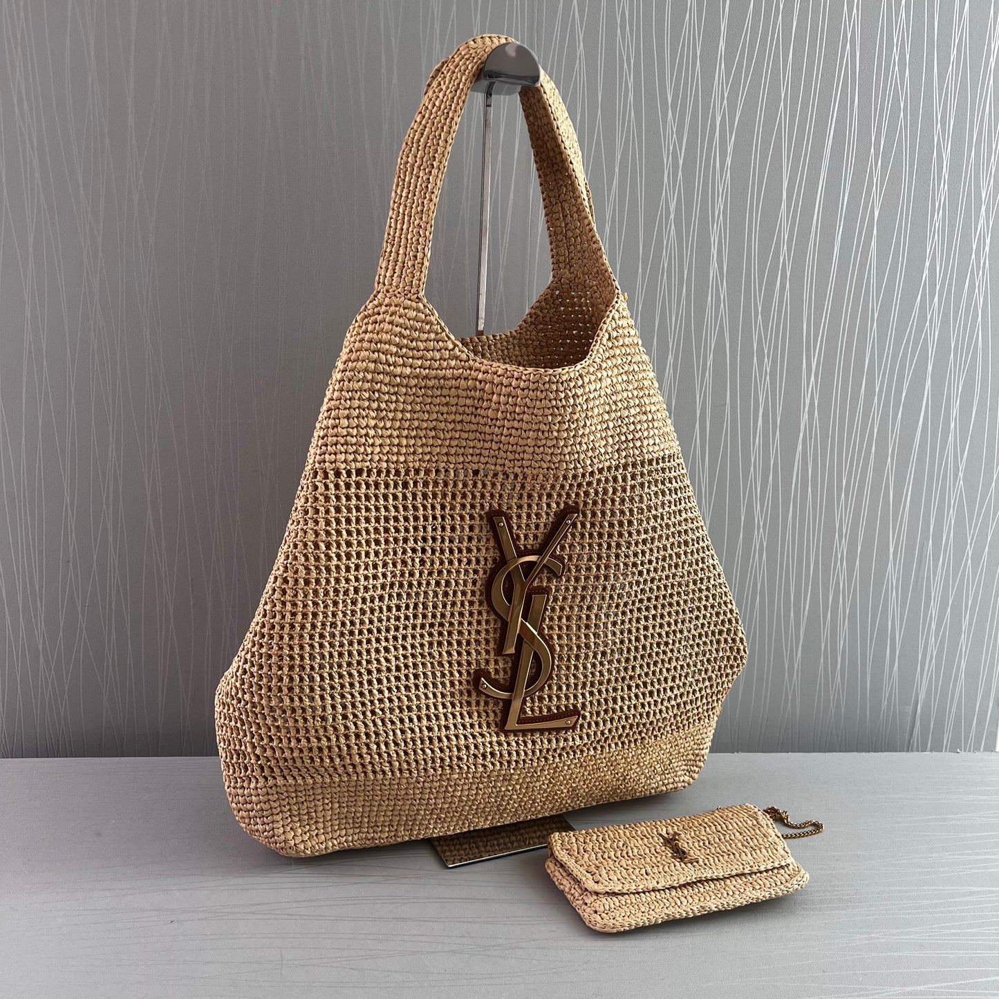 Bolso Y de rafia con herrajes dorados