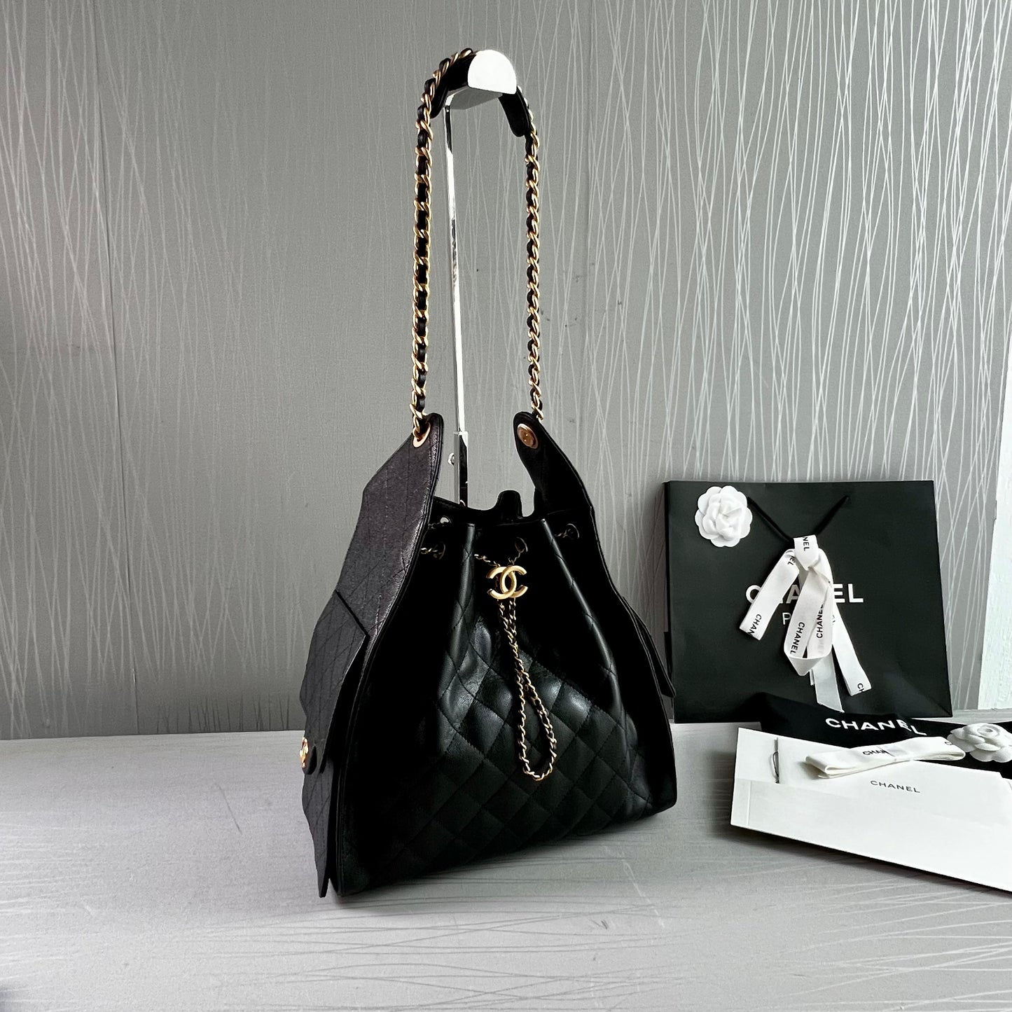 Bolso C 2-5 hobo piel granulada color negro mediana