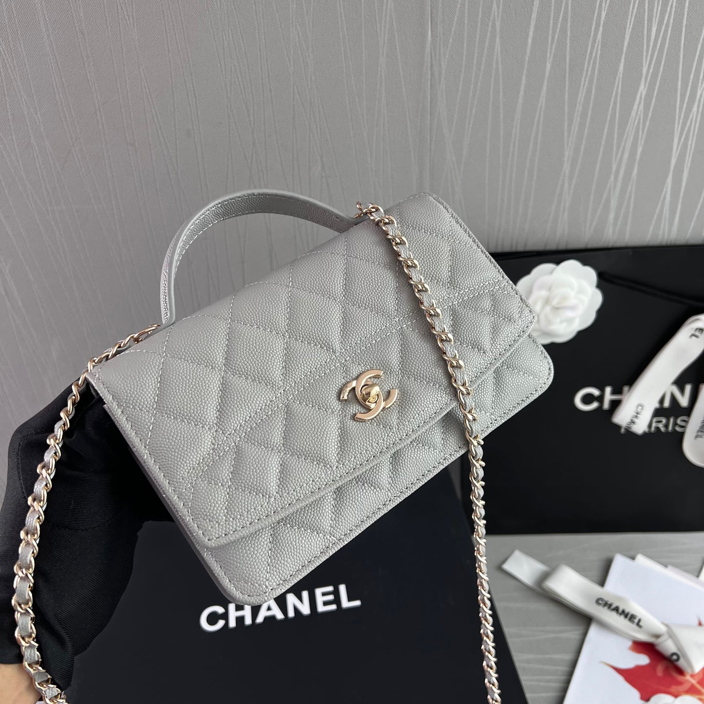 Bolso C piel color gris con herrajes dorados