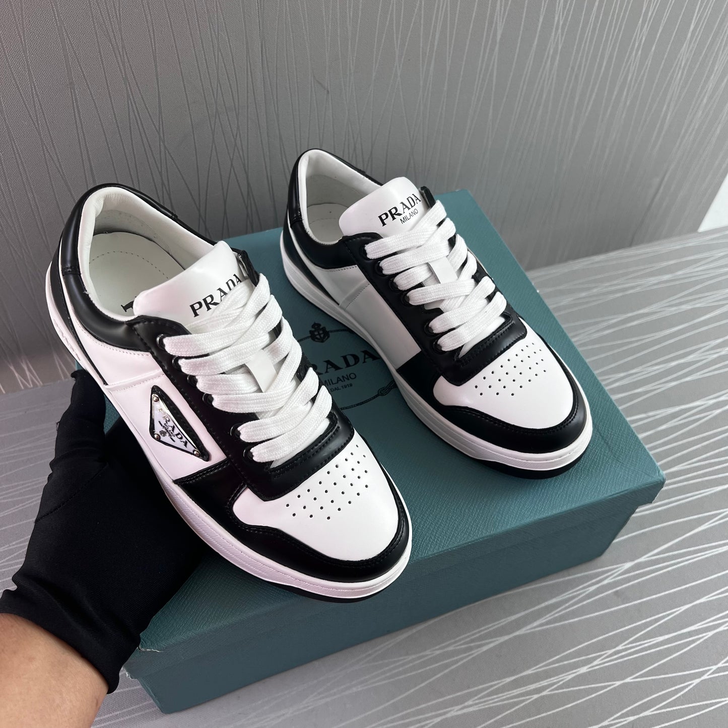 Sneakers P piel blancos con negro